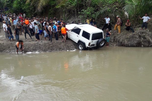 Loncat dari Mobil, 2...