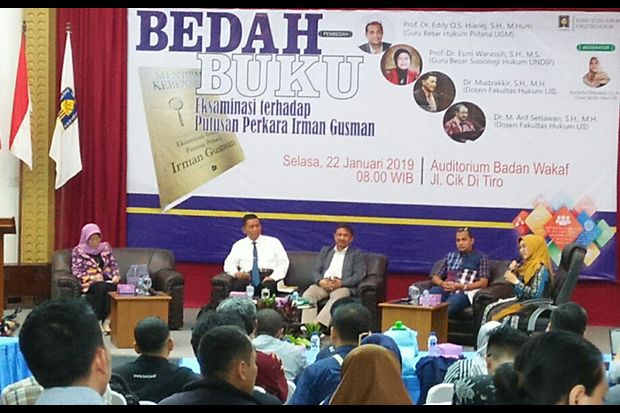 Pakar Hukum Pertanyakan...