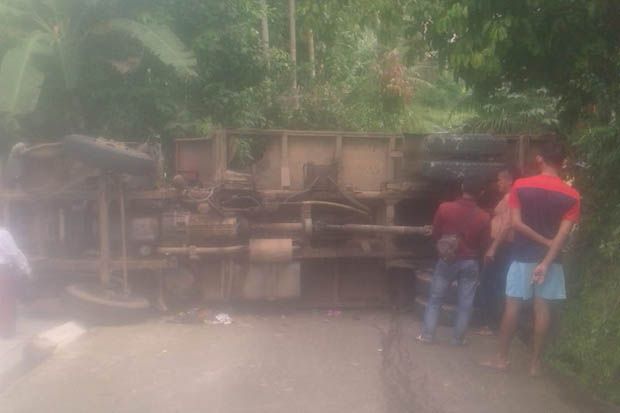 Truk Sampah Terbalik,...