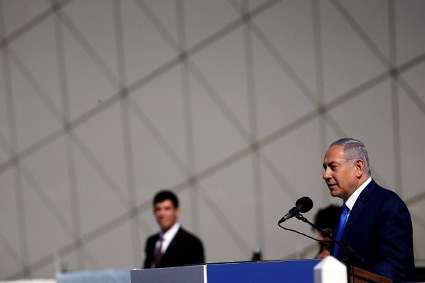 Netanyahu Lemparkan...