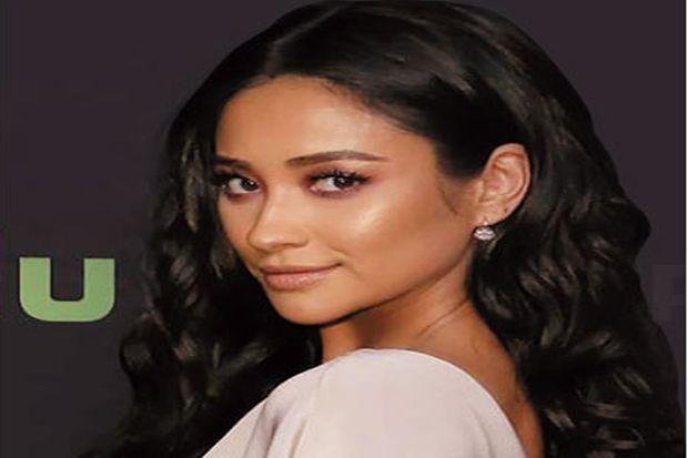 Shay Mitchell, Aktris...