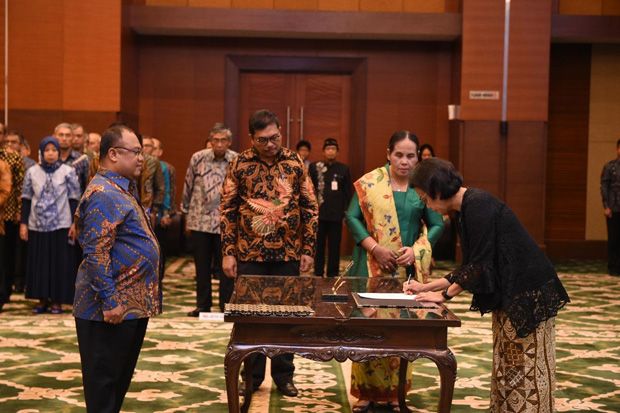 Sri Mulyani Lantik Pejabat...
