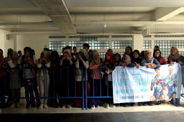 Fans Fanatik Fajar/Rian...