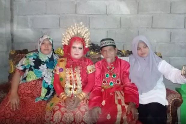Kakek 70 Tahun Nikahi...