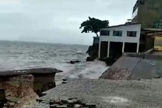 Tembok Pemecah Gelombang...
