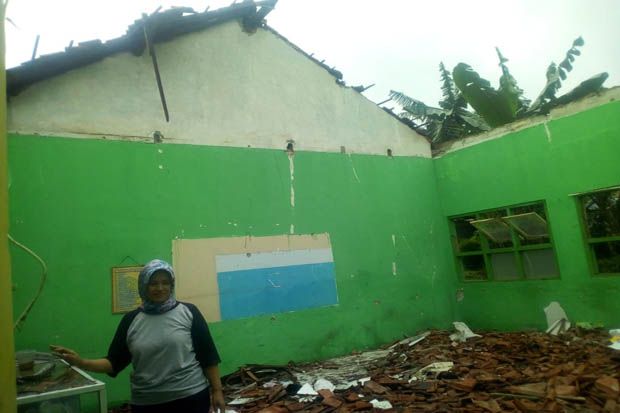 Sekolah Hancur Diterjang...