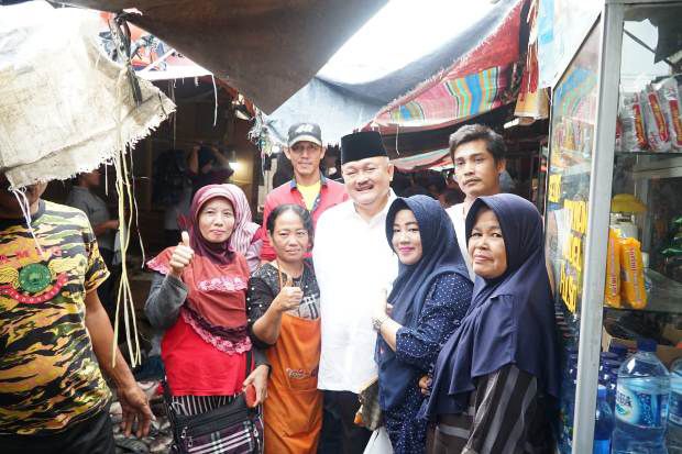 Makan Pindang di Pasar,...
