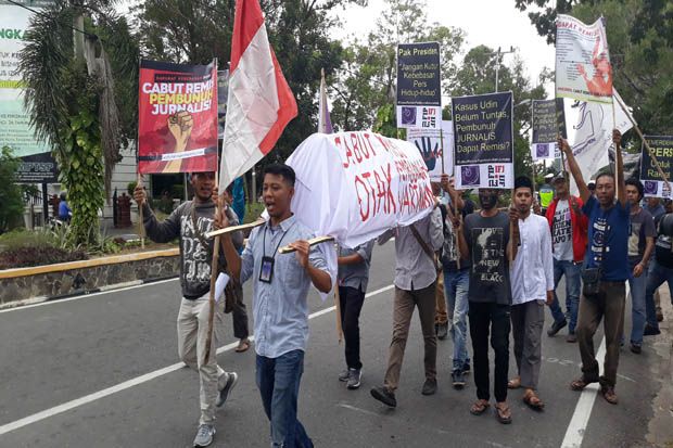 Desak Presiden Cabut...