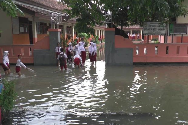 Banjir Tak Surutkan...