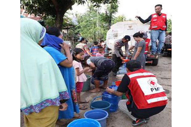 PMI dan Brimob Salurkan...