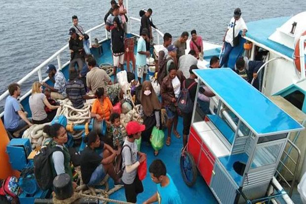 Kapal Mogok di Tengah...