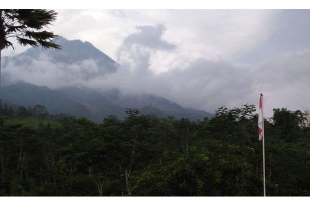 Gunung Merapi Muntahkan...