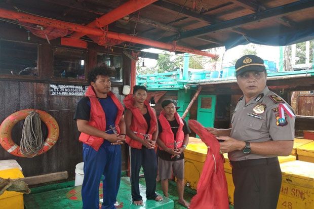 Musim Angin Utara, Polisi...