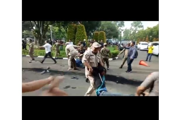 Satpol PP Bentrok dengan...