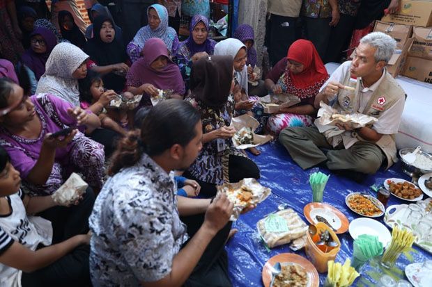 Kunjungi Korban Banjir,...