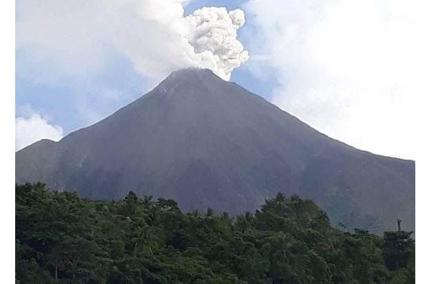 Gunung Karangetang Semburkan...