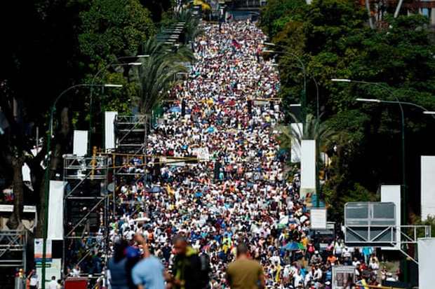 Tuntut Maduro Lengser,...