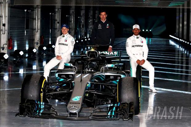 Tim Balap Mercedes Beber...