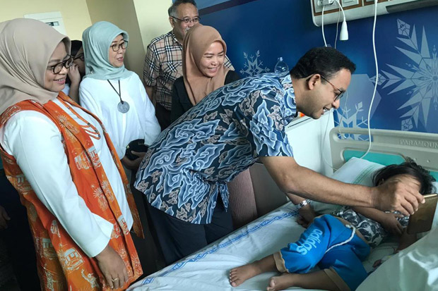 Kunjungi Pasien di RSUD,...