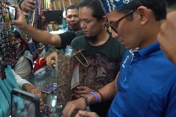 Beli Gelang, Sandiaga...
