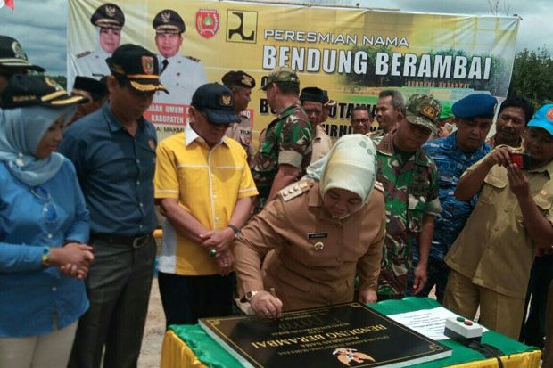Bupati Kobar Nurhidayah...