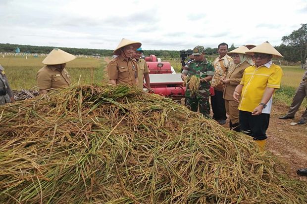 Bupati Kobar Nurhidayah...
