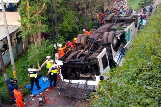 Bus Kramat Jati Terguling,...