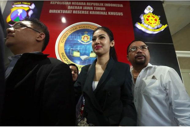 Della Adik Julia Perez...