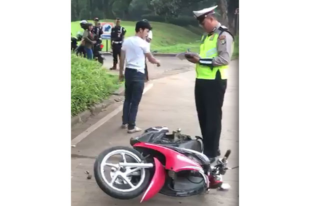 Tak Terima Ditilang,...
