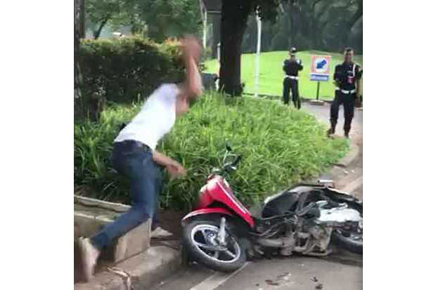 Video Pria Rusak Motornya...