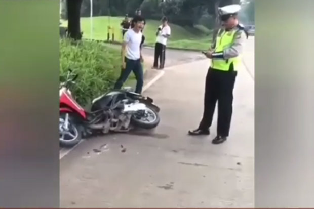 Polisi Penilang Remaja...