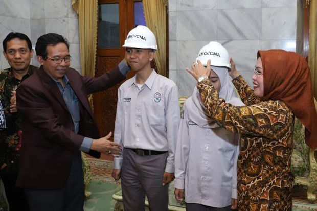 38 Mahasiswa Penerima...