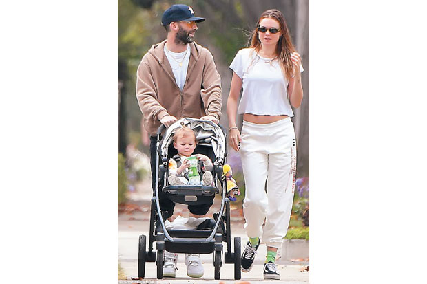 Behati Prinsloo Tetap...