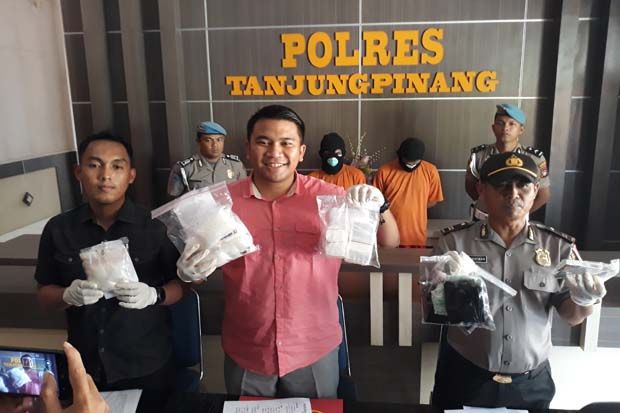 Satresnarkoba Buru Pemasok...