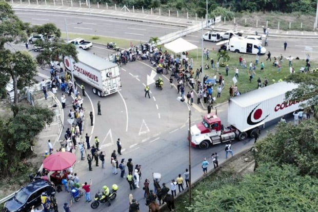 Truk-truk Bantuan Kemanusiaan...