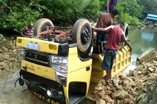 Truk Pengangkut Tanah...