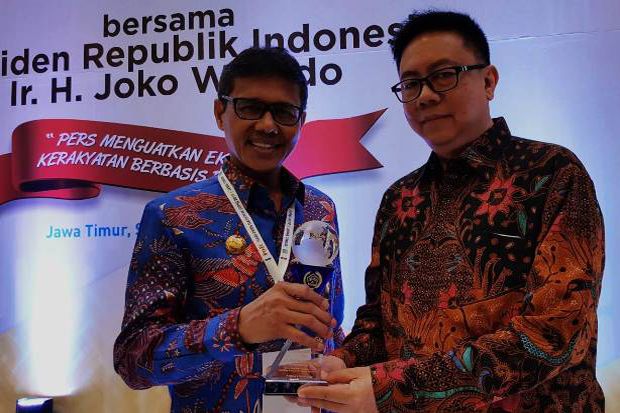 Gubernur Sumbar Raih...
