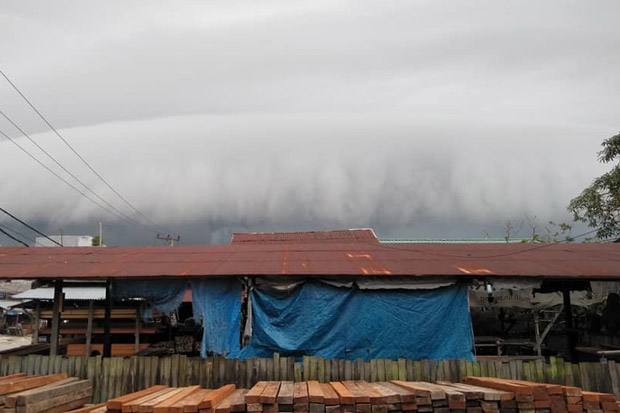 Awan Hitam Mirip Tsunami...