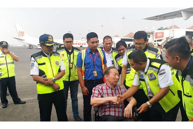 Petugas Kemenhub dan...