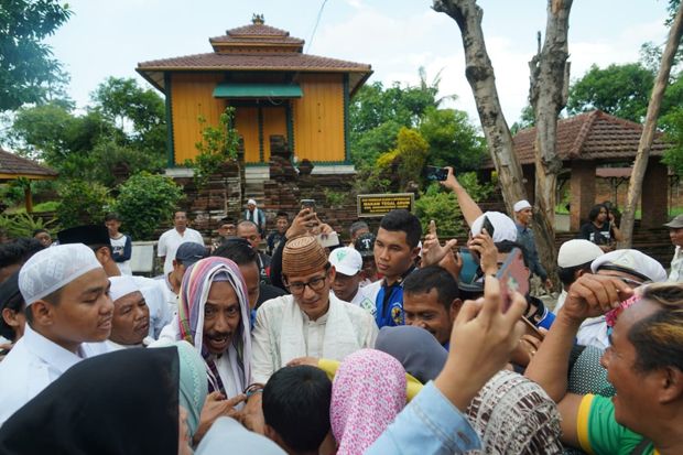 Sandiaga Ziarah ke Makam...