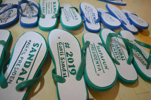 Sandal Japit Ukir dari...