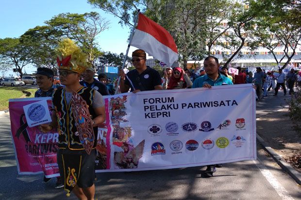 Pelaku Pariwisata Protes...