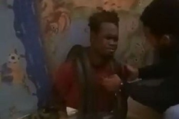 Pakai Ular, Polisi RI...