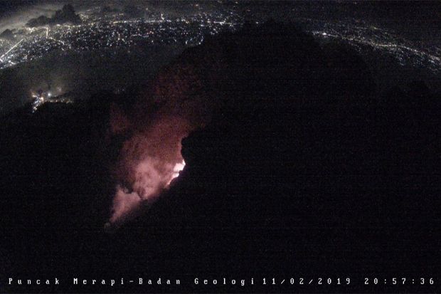Gunung Merapi Muntahkan...