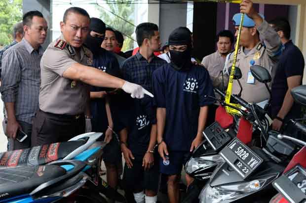 Lawan Polisi Pakai Senpi,...