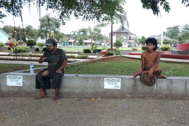 Orang Gila dari Luar...