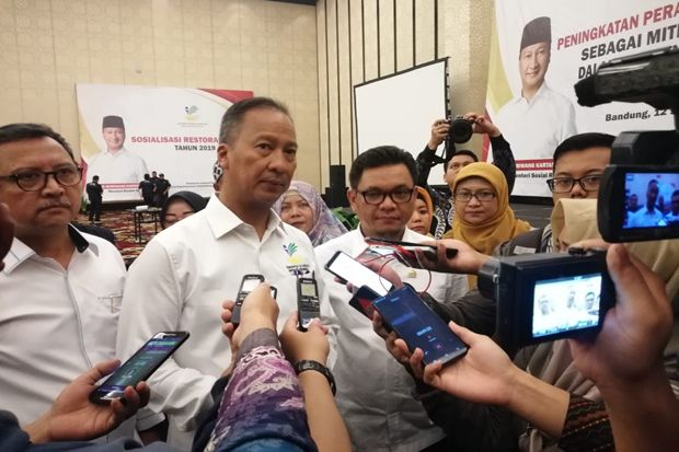 Mensos Serahkan Bantuan...