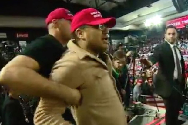 Pendukung Trump Serang...