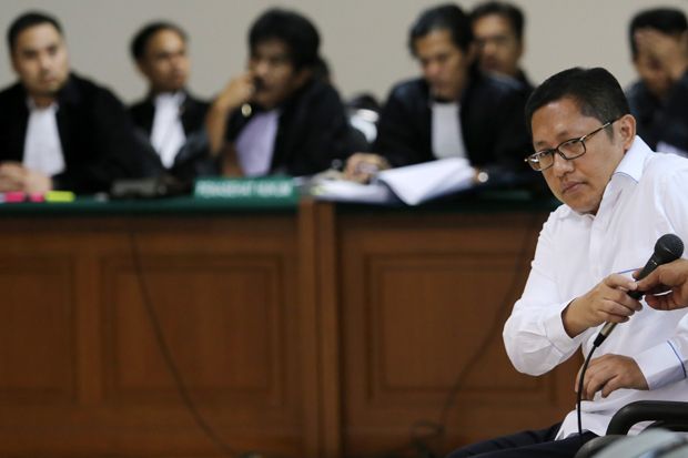 Lewat Secarik Kertas,...
