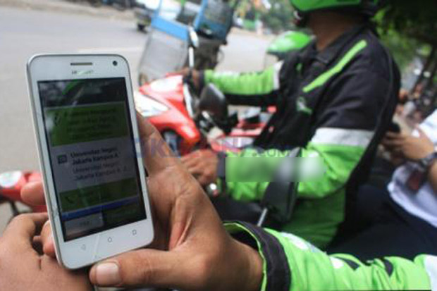 Duduk Manis, Pelaku...